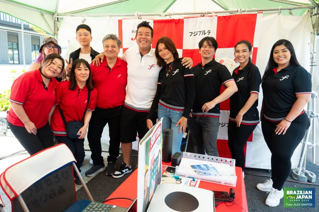 Equipe Fujiarte ao lado de Jhony Sasaki no Brazilian Day Gunma. Foto: Alex Santos Studio.