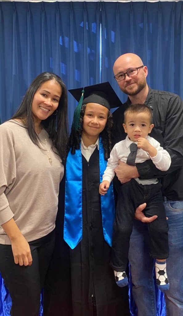 Isabela comemorando sua formatura ao lado de sua família