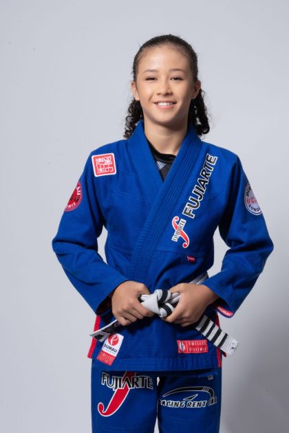 Isabela vestindo o uniforme de jiu-jitsu presenteado pela Fujiarte